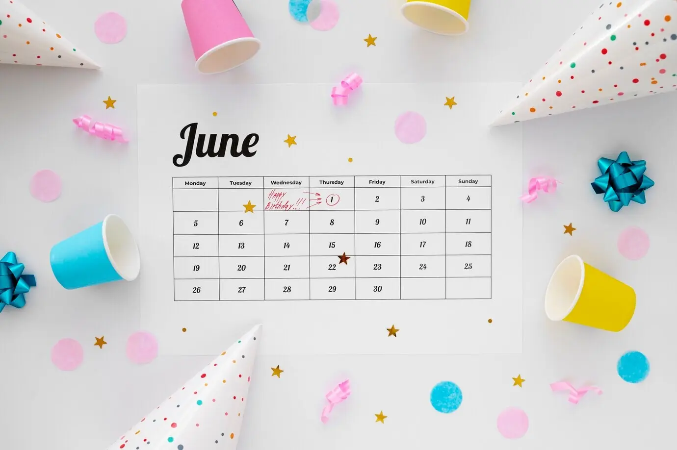 Draufsicht auf eine zum farbenfrohen Kalender hinzugefügte Geburtstagsnotiz.