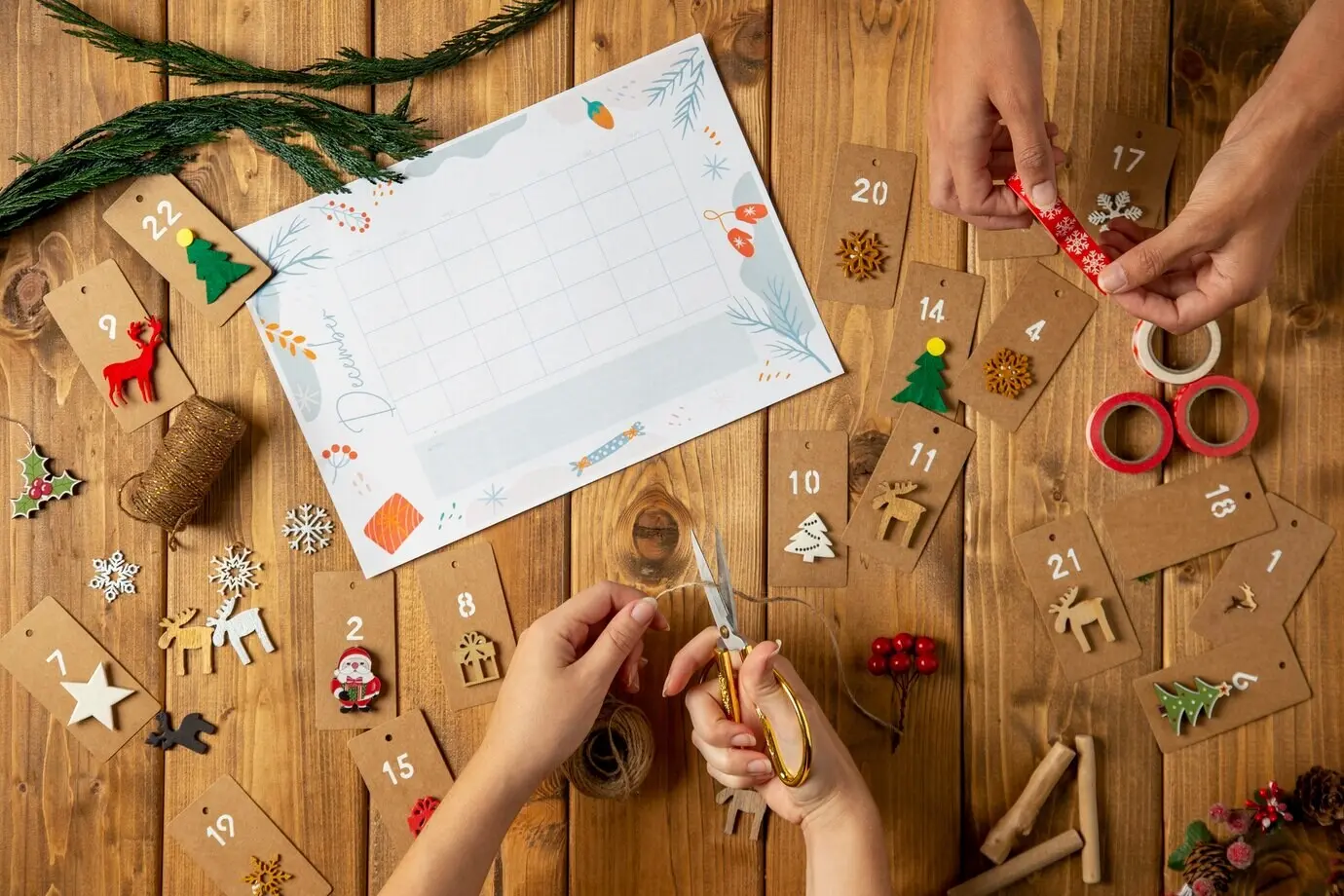 Anordnung von 2022-Kalender und Geschenken als Flatlay