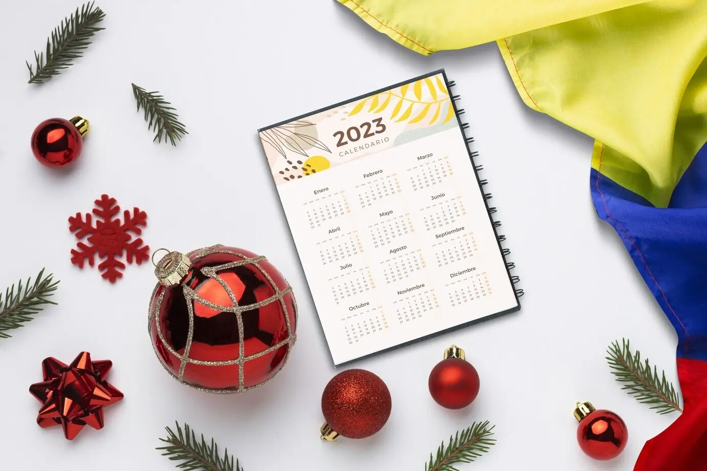 Stillleben eines Weihnachtskalenders mit kolumbianischer Flagge